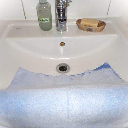 Purux Fenster Tuch hängt am Rande eines Waschbeckens