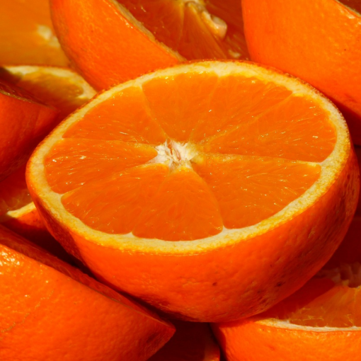 einige halbierte orangen mit Schale