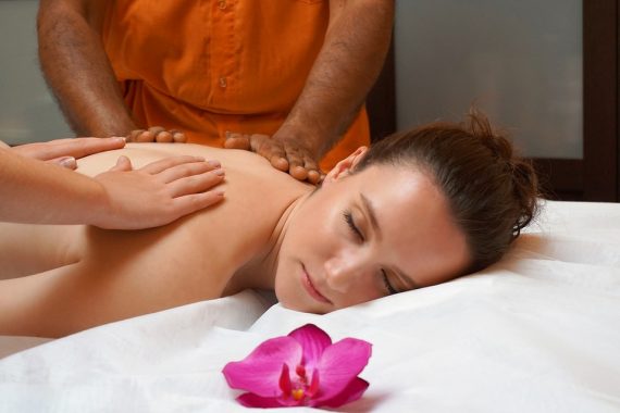 Frau bekommt eine Professionelle Massage