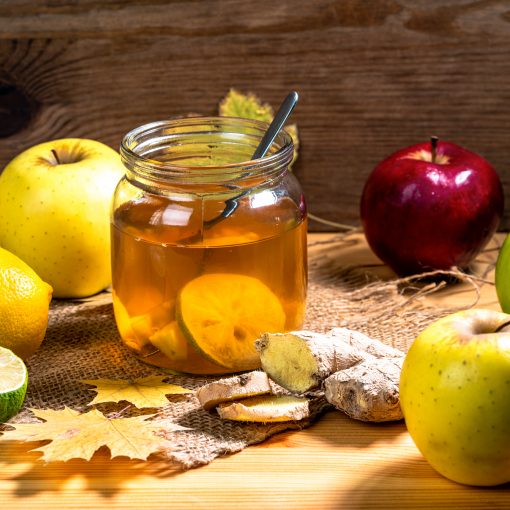 Essig in einem glas zwischen verschiedenem Obst