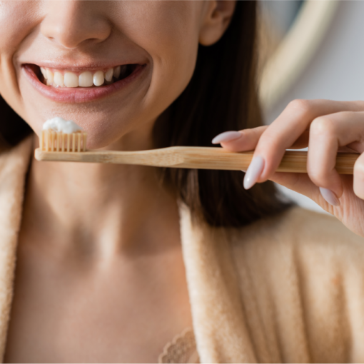 frau putzt mit Selbstgemachter Zahncreme ihre Zähne