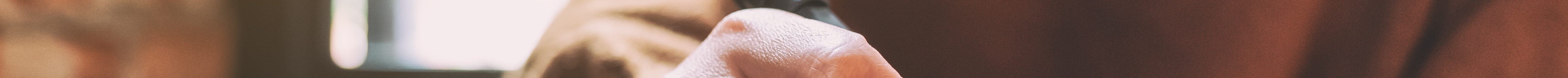 Nahaufnahme einer frau die mit einem Tintenstift in ein leeres Notizbuch schreibt.