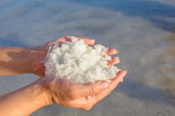Zwei Hände voller Meer Salz